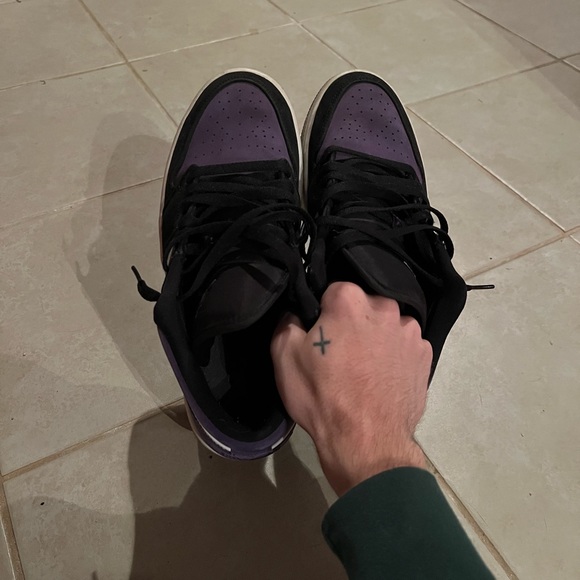NIKE Air Jordan 1 (Court Purple) - Picture 2 of 3